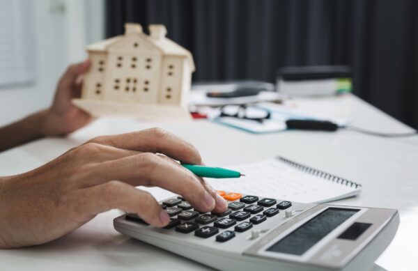 homme-d-affaires-jeune-faisant-des-frais-de-calculatrice-a-domicile (1) homme-d-affaires-jeune-faisant-des-frais-de-calculatrice-a-domicile (1)