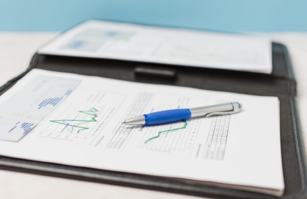 stylo-sur-le-classeur (1) stylo-sur-le-classeur (1)